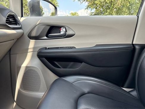 Used 2023 Chrysler Pacifica Touring-L FWD image 20