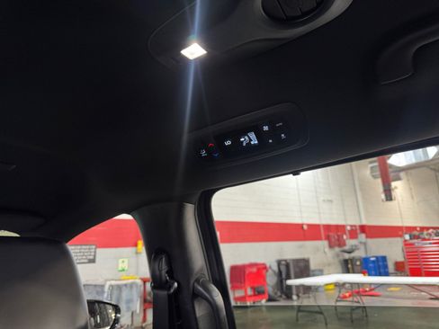 Used 2025 Chrysler Pacifica Select FWD image 30