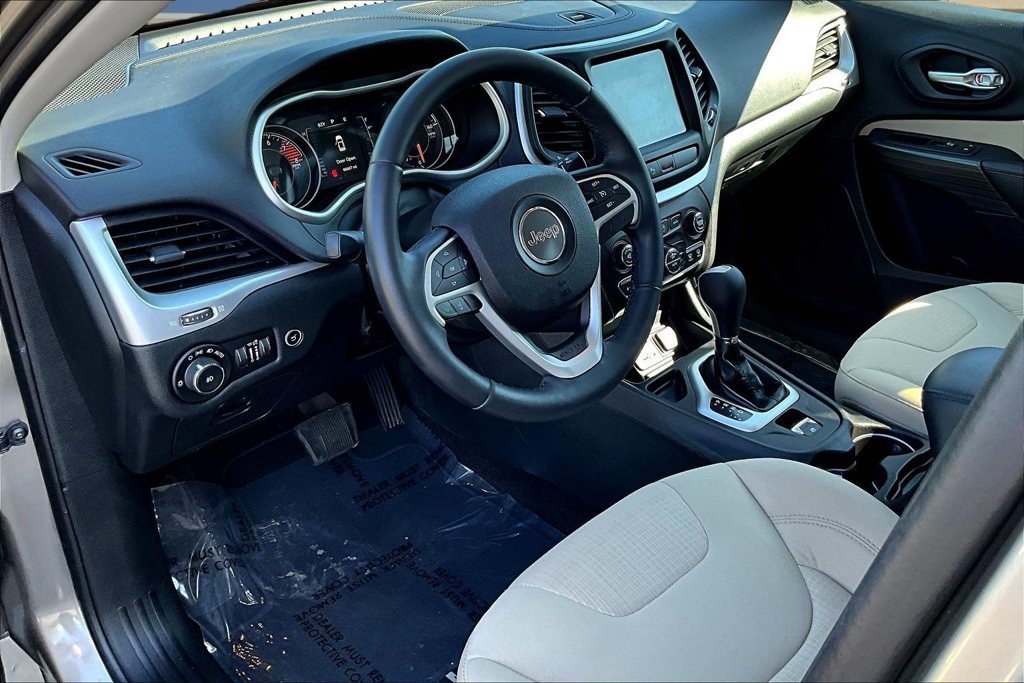 Used 2016 Jeep Cherokee Latitude w/ Comfort/Convenience Group FWD image 19