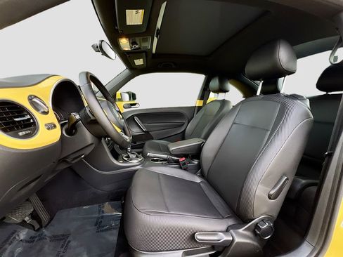 Used 2013 Volkswagen Beetle TDI image 19