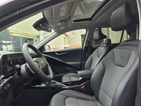 Used 2023 Kia Niro EX Touring image 2
