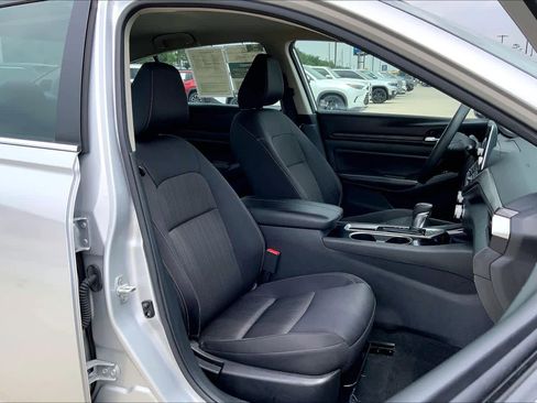 Used 2024 Nissan Altima 2.5 SV FWD image 9