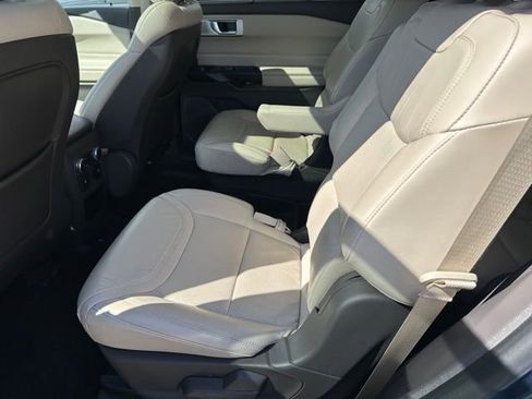 Used 2020 Ford Explorer Platinum w/ Premium Technology Package AWD/4WD image 17