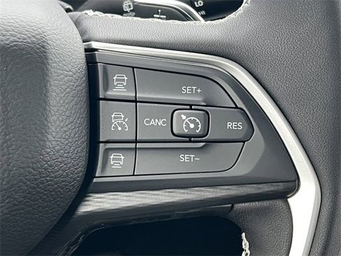 New 2025 Jeep Grand Cherokee Altitude image 19