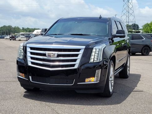 Used 2018 Cadillac Escalade Premium Luxury RWD image 3