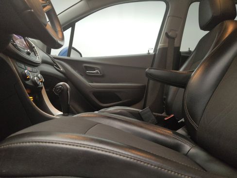 Used 2020 Chevrolet Trax LT w/ LT Convenience Package FWD image 17