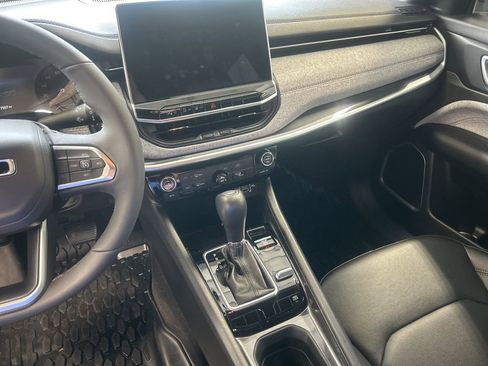 Used 2024 Jeep Compass Latitude image 4