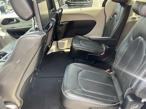 Used 2020 Chrysler Pacifica Limited FWD image 14
