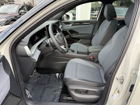 Used 2025 Volkswagen Tiguan SE R-Line AWD/4WD image 3