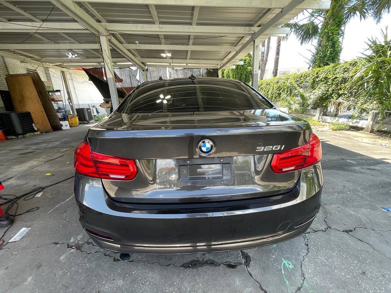 Used 2018 BMW 320i Sedan RWD image 4