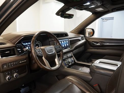 Used 2021 GMC Yukon XL Denali w/ Denali Premium Package image 8