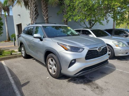 Used 2024 Toyota Highlander LE FWD image 3