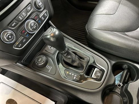 Used 2021 Jeep Cherokee Limited AWD/4WD image 17