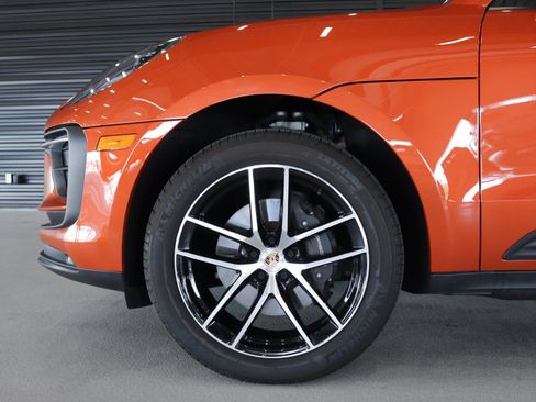 Certified 2024 Porsche Macan w/ Premium Plus Package AWD/4WD image 12