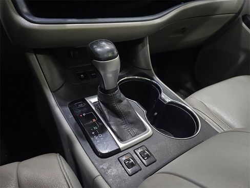 Used 2016 Toyota Highlander XLE image 27