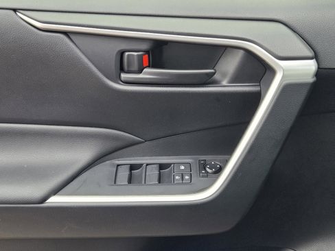 Used 2019 Toyota RAV4 LE FWD image 20