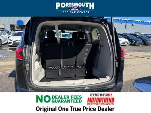 Used 2024 Chrysler Pacifica Touring-L image 12