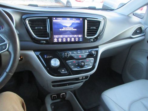 Used 2018 Chrysler Pacifica Touring-L Plus w/ Advanced Safetytec Group image 9