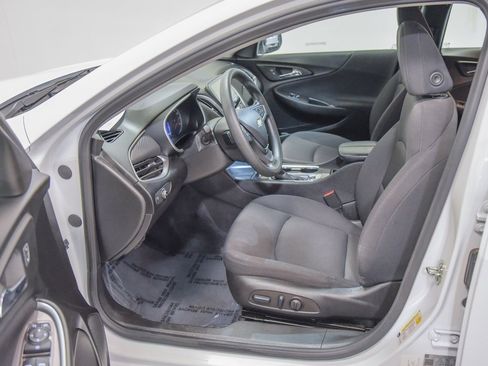 Used 2023 Chevrolet Malibu LT image 2