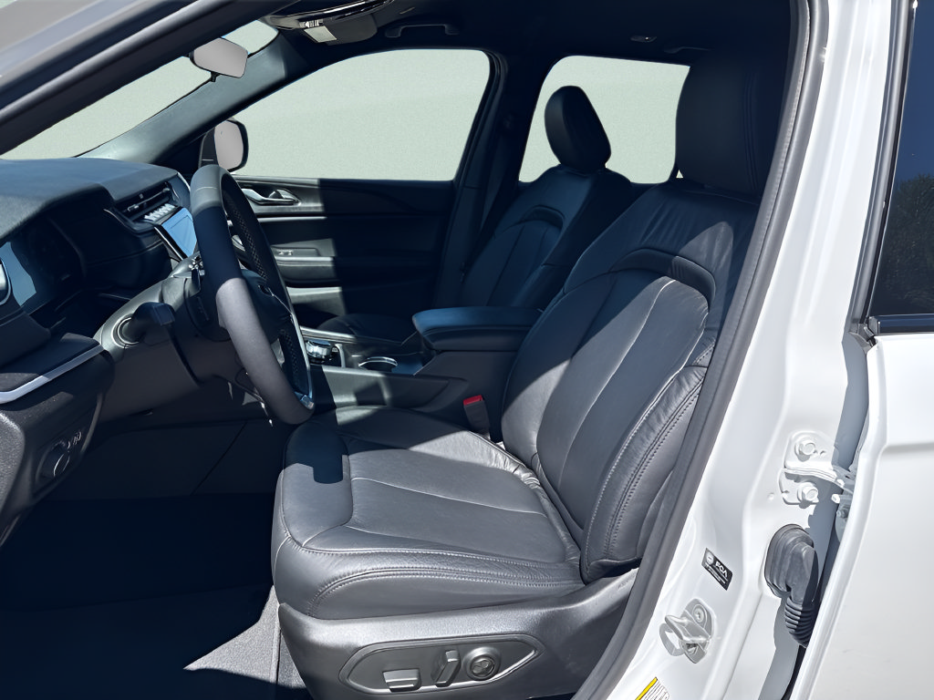 Used 2025 Jeep Grand Cherokee Laredo w/ MOPAR Finishing Package RWD image 8