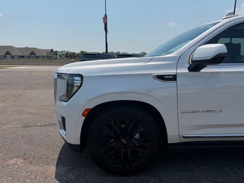 Used 2022 GMC Yukon XL Denali w/ Denali Ultimate Package AWD/4WD image 10