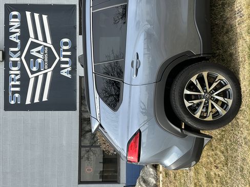 Used 2025 Toyota Corolla Cross XLE w/ Convenience Package image 6