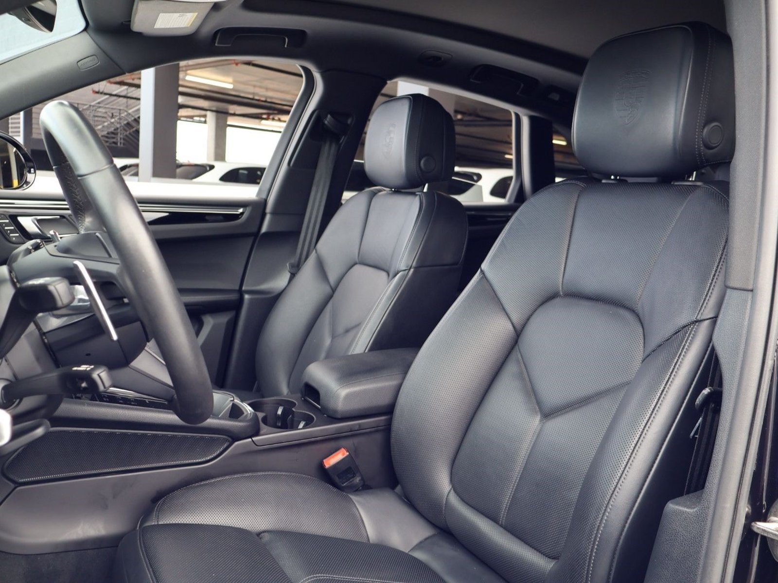 Certified 2025 Porsche Macan w/ Premium Package Plus AWD/4WD image 4