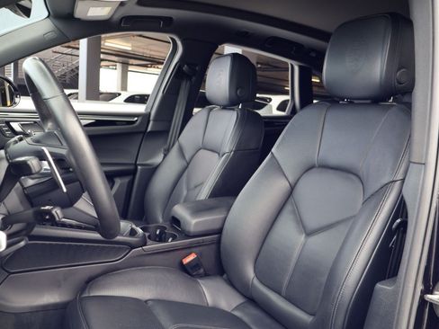 Certified 2025 Porsche Macan w/ Premium Package Plus AWD/4WD image 4