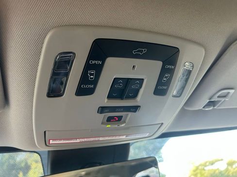 Used 2022 Toyota Sienna Limited FWD image 32