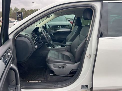 Used 2016 Volkswagen Touareg Sport image 33