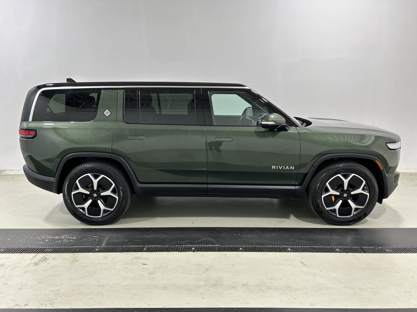 Used 2024 Rivian R1S Adventure Quad AWD/4WD image 6
