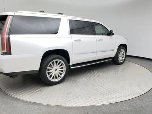 Used 2019 Cadillac Escalade ESV Luxury AWD/4WD image 2