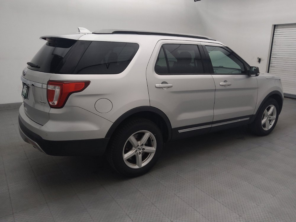 Used 2017 Ford Explorer XLT AWD/4WD image 10
