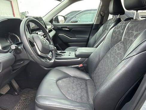 Used 2025 Toyota Highlander XLE AWD/4WD image 4