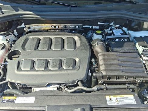 Certified 2025 Volkswagen Tiguan SE R-Line AWD/4WD image 29