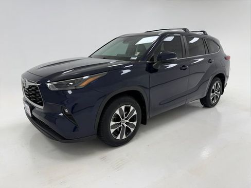 Used 2023 Toyota Highlander XLE FWD image 5