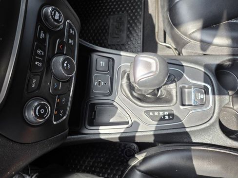 Used 2020 Jeep Cherokee Latitude Plus w/ Cold Weather Group FWD image 20