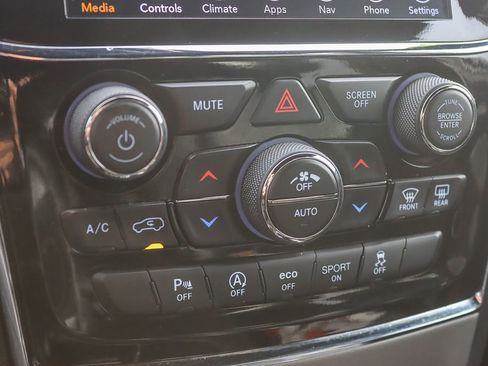 Used 2022 Jeep Grand Cherokee Laredo X image 30