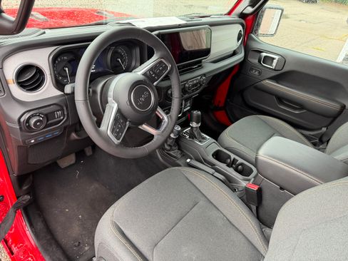 Used 2025 Jeep Wrangler Unlimited Sahara w/ Safety Group AWD/4WD image 4