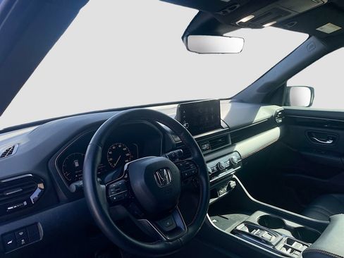 Used 2025 Honda Pilot TrailSport image 9