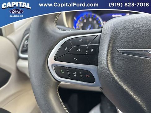 Used 2024 Chrysler Pacifica Touring-L image 21