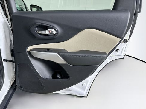 Used 2018 Jeep Cherokee Latitude w/ Cold Weather Group FWD image 28