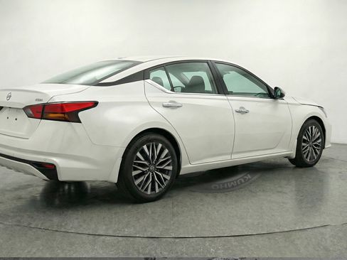 Used 2025 Nissan Altima 2.5 SV image 9