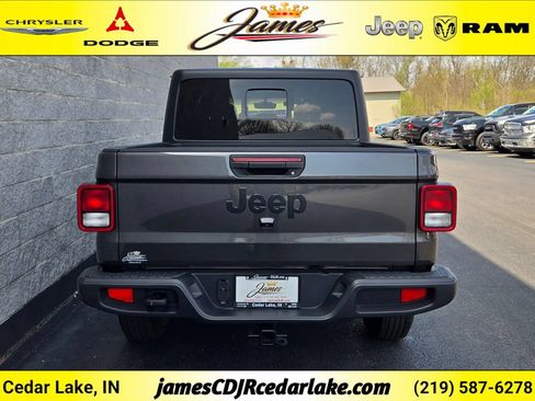 Used 2023 Jeep Gladiator Sport AWD/4WD image 4