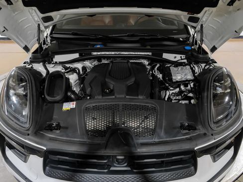 Used 2023 Porsche Macan AWD/4WD image 53