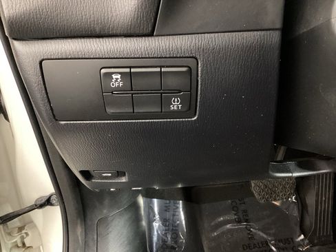 Used 2018 MAZDA MAZDA3 Touring image 23