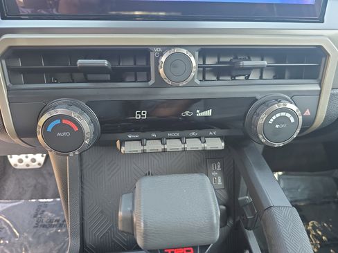 Used 2025 Toyota Tacoma TRD Sport image 26