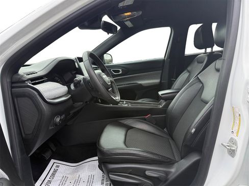 Certified 2024 Jeep Compass Latitude image 9