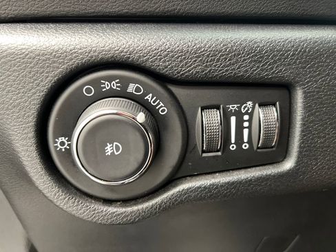 Used 2025 Chrysler Pacifica Select FWD image 51