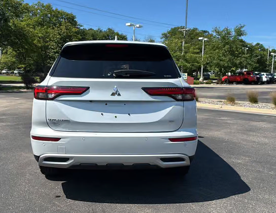 Used 2024 Mitsubishi Outlander SE Black Edition FWD image 9